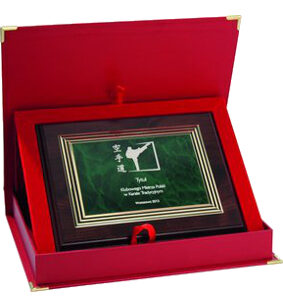 Dyplom z tworzywa sztucznego z grawerem na złotej blaszce